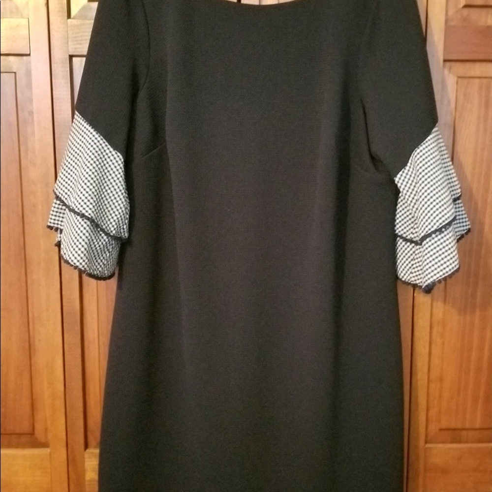 Dress with flannel frilled sleeves